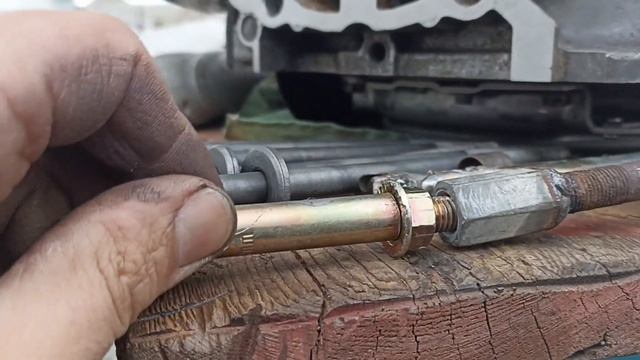 Достать направляющие из ГБЦ и поршневые пальцы на Субару ej 20 смотреть онлайн