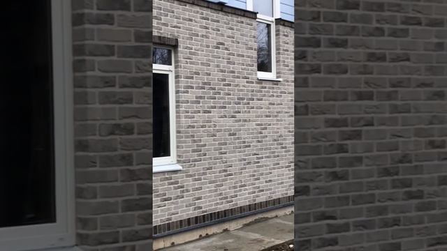 Облицовка кирпичом ручной формовки первого этажа. Комбинированный фасад. смотреть онлайн