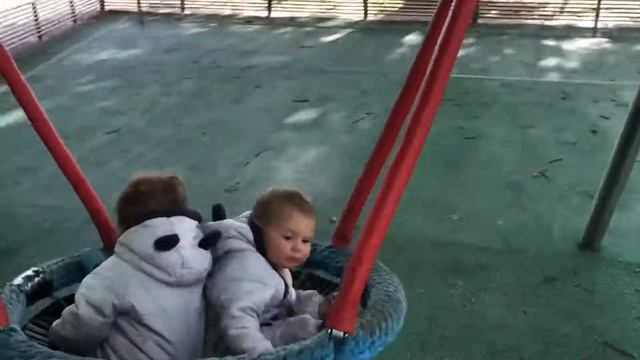 Качаются вместе на больших качелях смотреть онлайн