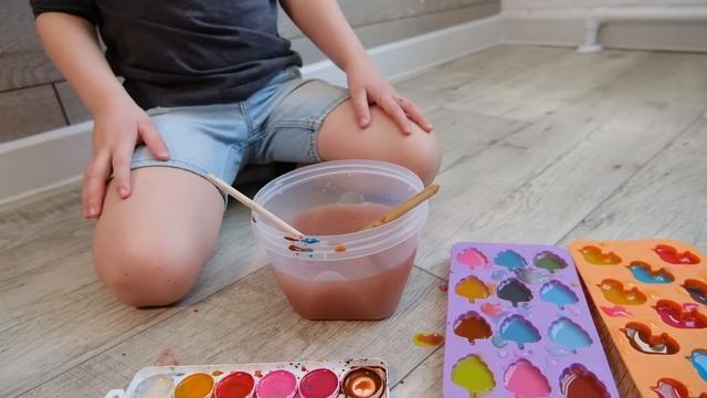 Делаем цветной лед. Пытаемся растворить цветные ледышки в воде. смотреть онлайн