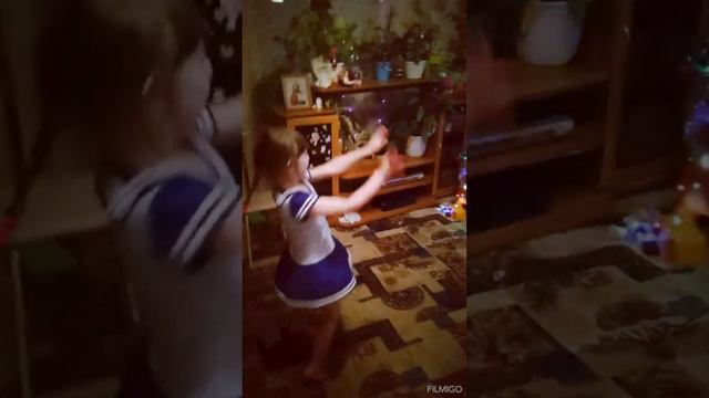 Маша танцует,всем добра,мира,счастья.... смотреть онлайн