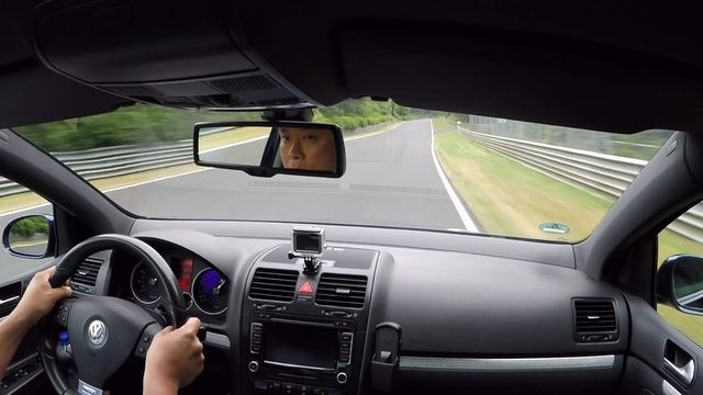 Chasing a Porsche in a VW Golf 5 R32 DSG on the Nürburgring Nordschleife, full HD, 4K смотреть онлайн
