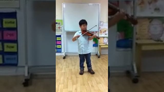 Joshua playing the violin - Minute no.2 by JS Bach смотреть онлайн