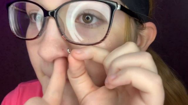 How to take out and put in a corkscrew nose ring! смотреть онлайн