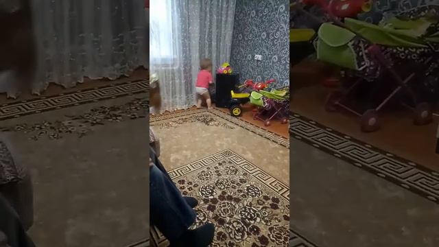 Котёнок канадский сфинкс играет с детьми) смотреть онлайн