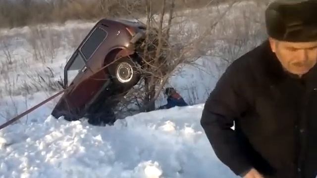 Как мы помогали снимать машину с дерева. смотреть онлайн