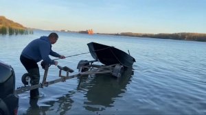 Как спустить лодку с прицепа на мелководье