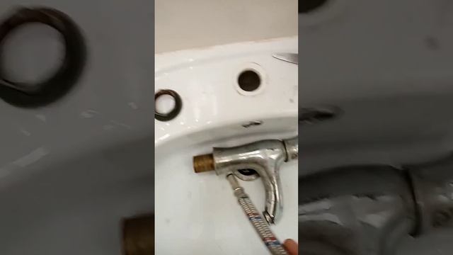 Как заменить гибкую подводку к смесителю смотреть онлайн