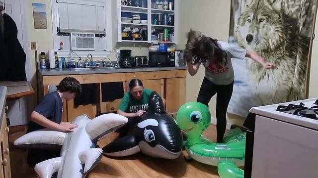 THE RACE TO POP THE INFLATABLE ANIMAL FLOATIES CHALLENGE! *Extremely difficult!* смотреть онлайн