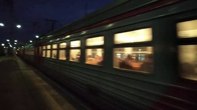 Электропоезда ЭД4М-0423 от Ораниенбаума и ЭТ2М-055 на Балтийском вокзале До Ораниенбаума смотреть онлайн