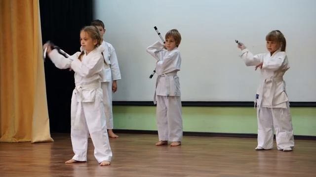 Дети крутят нунчаки смотреть онлайн