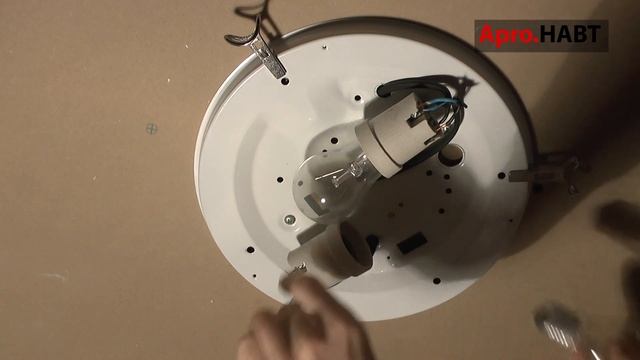 Как снять плафон - люстра-тарелка с подпружиненным зажимом. How to remove ceiling light glass cover смотреть онлайн