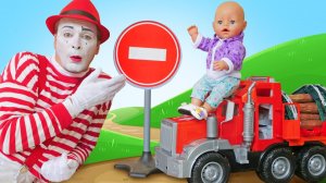 Видео игры для детей - Кукла БЕБИ БОН и машинки на стройке! - Весёлые игры дочки матери с Baby Born