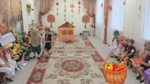 «Стрекоза и муравей» осенний утренник в старшей группе