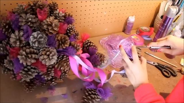 Шар новогодний из шишек смотреть онлайн