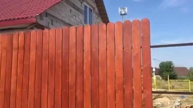 Красивый, аккуратный забор из деревянного штакетника в Саратове. СОВЕРСТРОЙ. смотреть онлайн
