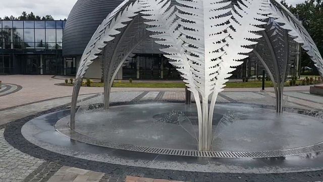 Фонтан у здания культурного центра в Улброке (Латвия) смотреть онлайн