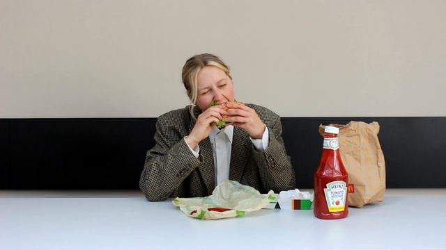 Andy Warhol eating a Burger x SCUM - Society of cutting Materialism смотреть онлайн