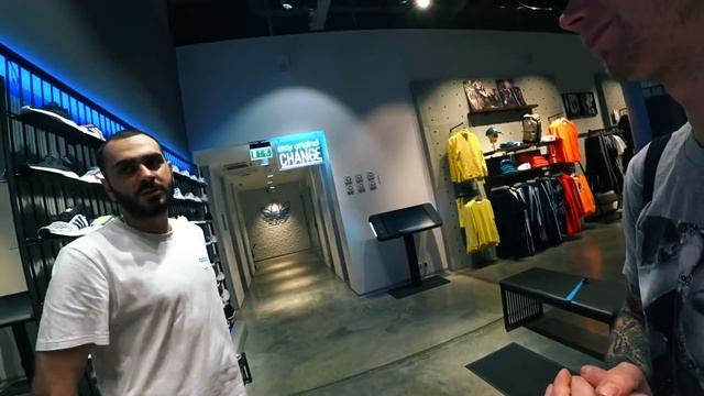 Директор магазина Adidas в шоке от такой подделки YEEZY BOOST 350 V2