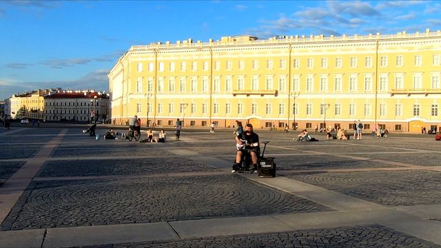 "Дыхание" Исполняет Николай. Один из первых уличных музыкантов Питера. смотреть онлайн
