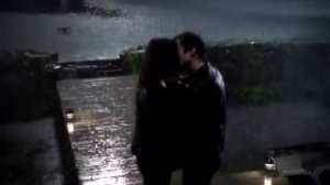 Деймон и Елена под дождём