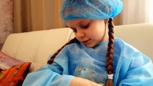 Алиса лечит маму от боли в животе