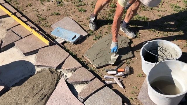 Мощение камнем. Установка больших камней. Привлекательность дорожек связана со швами. смотреть онлайн