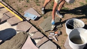 Мощение камнем. Установка больших камней. Привлекательность дорожек связана со швами.