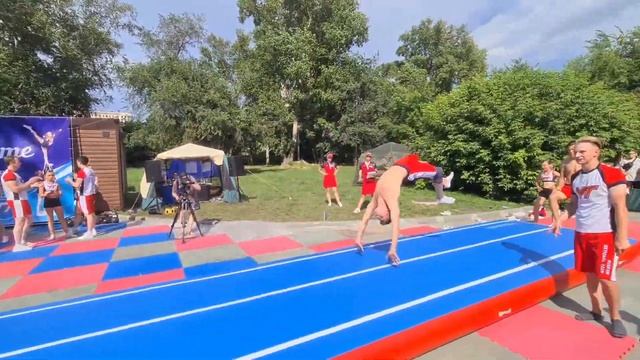 Надувная АКД Юнитрамп, использование на улице, шоу от чир спорта "Высота", День города смотреть онлайн