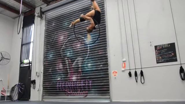 Looking Too Closely - Hoop Improvisation смотреть онлайн