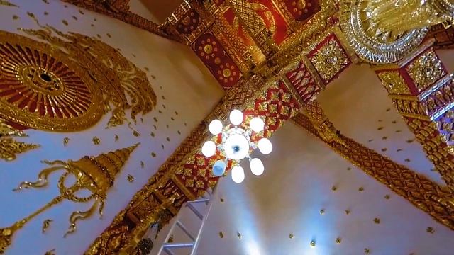 Достопримечательности Таиланда.Золотой храм Wat Phra That Nong Bua. смотреть онлайн