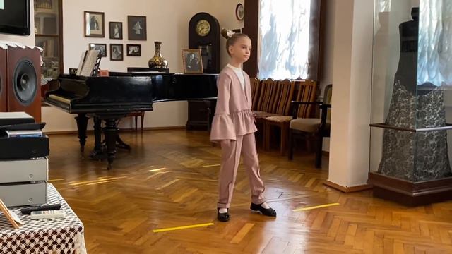 Выступление Ксю в музее «Дача певицы В.В. Барсовой» к празднику «День папы» в г. Сочи. смотреть онлайн