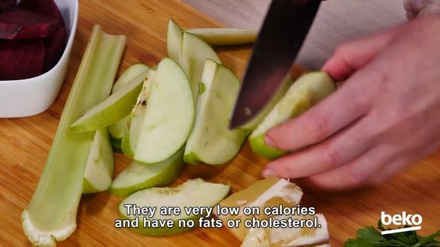 Green smoothie with spinach, apples and pear made with Beko Slow Juicer смотреть онлайн