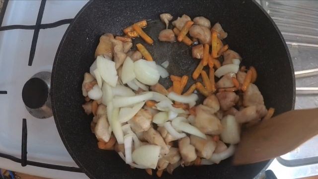 Плов на сковороде с курицей смотреть онлайн