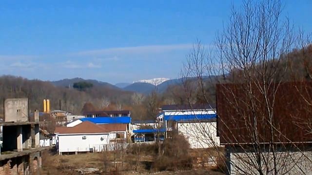 Вид на гору Фишт. Поселок Вардане строится... смотреть онлайн