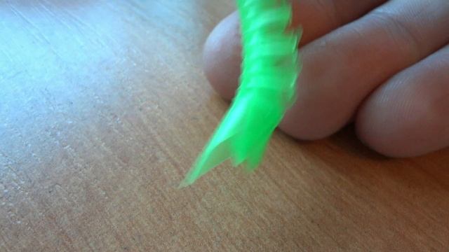 Прикольная гусеница из трубочки (лайфхак для развлечения) смотреть онлайн