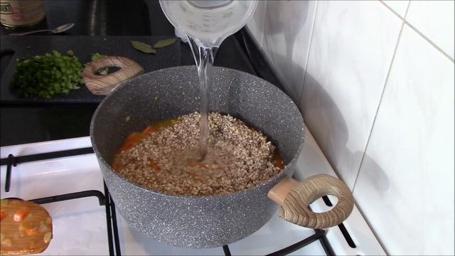 Даже отслужившие в Армии солдаты перловку с тушенкой уплетают за обе щеки. смотреть онлайн