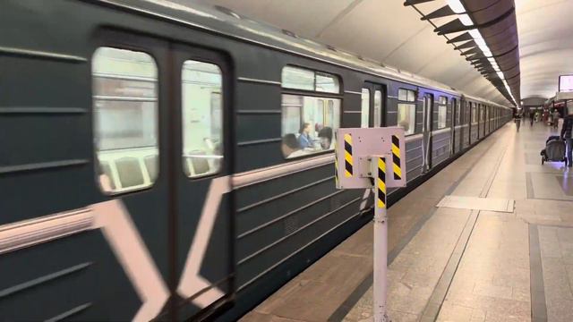 Электропоезд 81-717/714.5М отправляется со станции «Кожуховская» смотреть онлайн