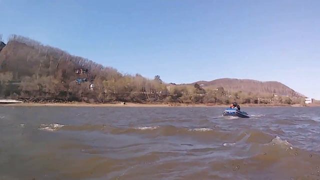 На лодках ПВХ по волнам смотреть онлайн