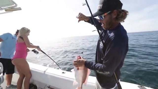 14 млн. просмотров!!Девушка в Америке первый раз ловит рыбу в море!