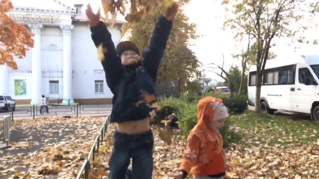 Родники. Осенние листья. Эскимо. Разбила телефон.