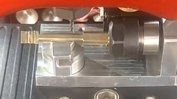 Ford FO21 Key Cut By 2M2 Magic Tank with Key Code