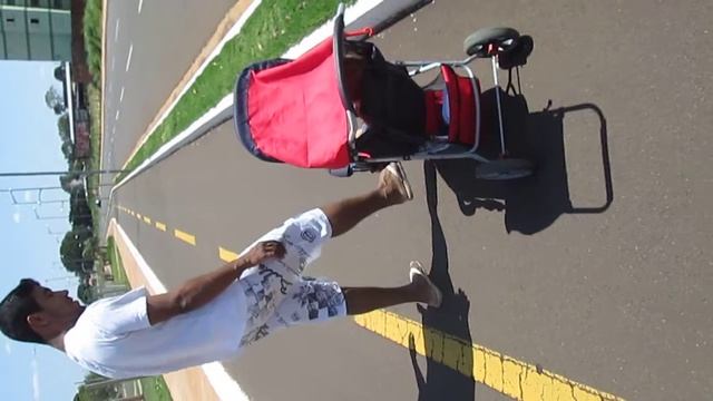 Papai doido...olha como empurra o carrinho do bebe...... смотреть онлайн