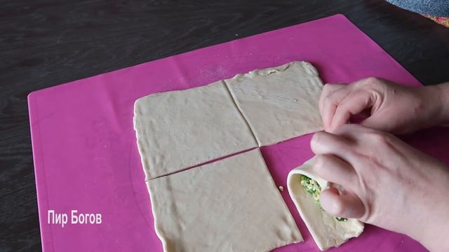 Пирожки с луком и яйцом из слоеного теста. Слойки с луком и яйцом. смотреть онлайн