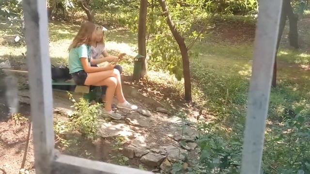 Девчонки снимали новое видео. Я ржала. Девка на костылях рулит. смотреть онлайн