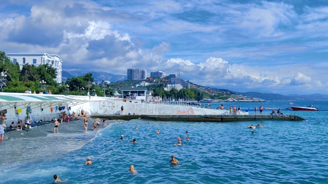 Лето продолжается в Крыму. Показываю набережную Алушты. Море манит. Бархатный сезон в Крыму 2024 смотреть онлайн