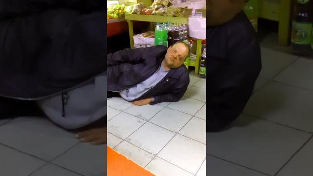 Пьяный мужчина не даёт работать смотреть онлайн