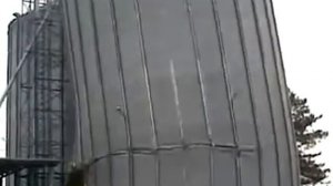 Падение силоса.  Бывает и такое