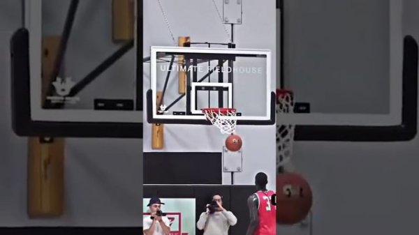 Stephen Curry раздаёт