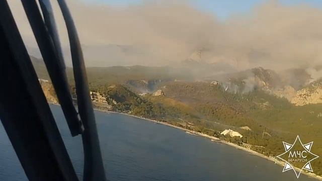 Авиаторы МЧС Беларуси помогают тушить лесные пожары Турецкой Республике смотреть онлайн